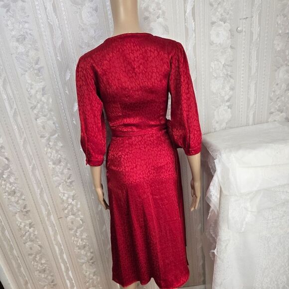 Elegant Red Midi Dress - Picture 6 of 8